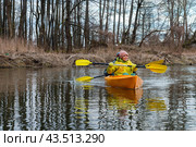 People of age have a springtime vacation in nature. Kayaking in the spring. Active weekend pastime. Sports tourism. (2022 год). Редакционное фото, фотограф Zima Nadezhda / Фотобанк Лори
