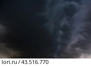 Огромные черные тучи перед ливнем. Стоковое фото, фотограф E. O. / Фотобанк Лори