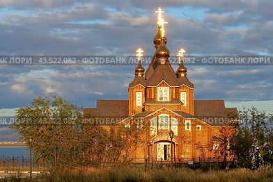Cathedral of the Holy Trinity in the city of Anadyr. Large wooden Church. Golden crosses on the domes sparkle brightly, reflecting the sun. Russian Orthodox Church. Anadyr, Chukotka, Siberia, Russia. (2007 год). Стоковое фото, фотограф Андрей Степанов / Фотобанк Лори