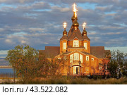 Cathedral of the Holy Trinity in the city of Anadyr. Large wooden Church. Golden crosses on the domes sparkle brightly, reflecting the sun. Russian Orthodox Church. Anadyr, Chukotka, Siberia, Russia. (2007 год). Стоковое фото, фотограф Андрей Степанов / Фотобанк Лори