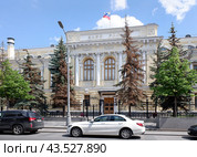 Центральный Банк России на улице Неглинная в центре Москвы. Солнечный летний день. (2022 год). Стоковое фото, фотограф Александр Кузнецов / Фотобанк Лори