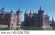 Picturesque summer landscape with a view of the ancient Castle De Haar, located near the city of Utrecht, Netherlands. Стоковое видео, видеограф Яков Филимонов / Фотобанк Лори