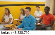 Portrait of attentive adult students on training session in auditorium. Стоковое видео, видеограф Яков Филимонов / Фотобанк Лори