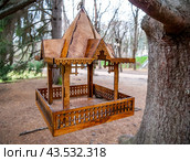 Фанерная кормушка для птиц в форме дворца. Стоковое фото, фотограф Вячеслав Палес / Фотобанк Лори