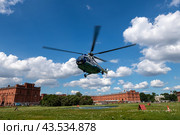 Вертолет Ми-8 взлетает у Петропавловской крепости.Санкт-Петербург (2024 год). Редакционное фото, фотограф Свитич Олег / Фотобанк Лори