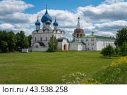 Cathedral of the Nativity of the Most Holy Theotokos (Bogoroditse-Rozhdestvensky Cathedral) and the Cathedral Bell Tower in the Suzdal Kremlin on a summer day, Vladimir region, Russia. Стоковое фото, фотограф Ula Ulachka / Фотобанк Лори
