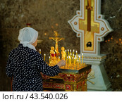 Прихожанка ставить свечу за упокой души. Стоковое фото, фотограф Ольга Дмитренко / Фотобанк Лори