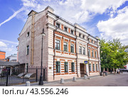 Здание, Большой Толмачевский переулок, Москва (2024 год). Стоковое фото, фотограф Baturina Yuliya / Фотобанк Лори
