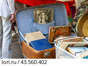 Старый чемодан с книгами на барахолке (2024 год). Редакционное фото, фотограф Андрей Иванов / Фотобанк Лори