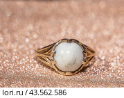 Golden ring with goshenite stone. Стоковое фото, фотограф Анна Павлова / Фотобанк Лори