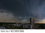 Большие черные тучи над городом на закате (2024 год). Редакционное фото, фотограф E. O. / Фотобанк Лори