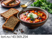 Combined meat hodgepodge with black bread and herbs in a ceramic tureen plate close-up. Стоковое AI-изображение, AI-художник Photojuli / Фотобанк Лори