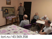Художник Владимир Полтавский рассказывает о своей картине  "Пушкин" пожилым людям (2024 год). Редакционное фото, фотограф Дмитрий Неумоин / Фотобанк Лори