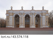 Большой театр имени Алишера Навои в центре Ташкента. Солнечный осенний день. (2023 год). Стоковое фото, фотограф Александр Кузнецов / Фотобанк Лори