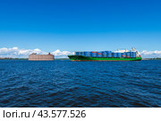 Контейнеровоз идет по каналу в Финском заливе (2024 год). Редакционное фото, фотограф Свитич Олег / Фотобанк Лори