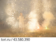 Пиротехническое шоу на фестивале «СольФест» в Сольвычегодске (2024 год). Стоковое фото, фотограф Николай Гернет / Фотобанк Лори