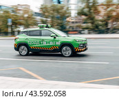 Автомобиль Центра организации дорожного движения (ЦОДД) зеленого цвета едет по улице города (2024 год). Редакционное фото, фотограф Константин Григорьев / Фотобанк Лори