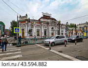 Старинное здание аптеки. Город Иркутск. Улица Дзержинского, дом 34 (2024 год). Редакционное фото, фотограф Александр Тараканов / Фотобанк Лори