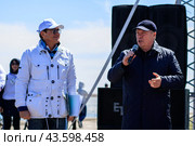 Журналист Дмитрий Дибров и губернатор Василий Голубев (2019 год). Редакционное фото, фотограф Евгений Зимин / Фотобанк Лори