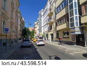 Старые дома в центре Москвы. Дом кооперативного жилищного товарищества «Научные работники»  (переулок Сивцев Вражек, 4, строение1) Солнечный день в июле. (2024 год). Редакционное фото, фотограф Сергей Рыбин / Фотобанк Лори