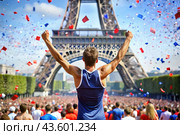 A track and field athlete won during a marathon or race against the backdrop of the Eiffel Tower at a sporting event. The concept of the Summer Olympic Games. Стоковое AI-изображение, AI-художник Photojuli / Фотобанк Лори