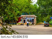 Мужчина идет к развалу с овощами и фруктами (2024 год). Редакционное фото, фотограф Илья Старков / Фотобанк Лори