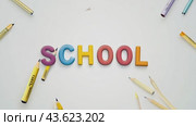 Animated Background with Flying Pencils and School Text. Стоковое AI-видео, аниматор Юрий Поздников / Фотобанк Лори