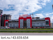 Voronezh, Russia, April 29, 2024: The building of the Voronezh Market trading house in Voronezh on Moskovsky Prospekt in summer next to the highway. Редакционное фото, фотограф Катерина Белякина / Фотобанк Лори
