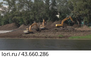 Construction heavy machinery on the river Bank within the city limits. (2019 год). Редакционное видео, видеограф Андрей Шалари / Фотобанк Лори