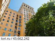 Дом преподавателей МГУ. Ломоносовский проспект, дом 14. Москва. Россия (2024 год). Редакционное фото, фотограф E. O. / Фотобанк Лори