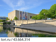 Indiana State Museum on downtown Canal Walk. Indianapolis (2014 год). Редакционное фото, фотограф Валерия Попова / Фотобанк Лори