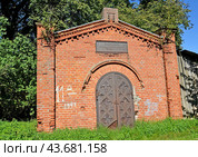 Семейный склеп с надписью по-немецки "Erbbegraebniss der familie Laue auf Pinnau 1849". Знаменск, Калининградская область (2016 год). Стоковое фото, фотограф Ирина Борсученко / Фотобанк Лори