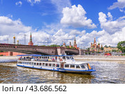 Большой Москворецкий мост и Собор Василия Блаженного, Московский Кремль, Москва-река, Москва (2024 год). Редакционное фото, фотограф Baturina Yuliya / Фотобанк Лори