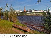 Скамейка-бревно на Рыбацком острове с видом на город. Казань, Татарстан, Россия (2024 год). Стоковое фото, фотограф Вадим Хомяков / Фотобанк Лори