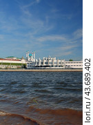 Река, город и мечеть в древнем кремле. Казань, Татарстан, Россия (2024 год). Стоковое фото, фотограф Вадим Хомяков / Фотобанк Лори