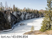 View of the Ruskeala Marble Canyon in spring in the Republic of Karelia, Russia (2022 год). Редакционное фото, фотограф Регина Ерофеева / Фотобанк Лори