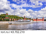 Прогулочный кораблик Рэдиссон и Кремль, Москва-река, Москва (2024 год). Редакционное фото, фотограф Baturina Yuliya / Фотобанк Лори