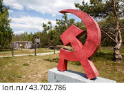 "Серп и молот". Комплекс "Партизанская деревня". д. Рабовичи. Славгородский район. Могилевская область. Беларусь (2024 год). Редакционное фото, фотограф Сергей Афанасьев / Фотобанк Лори