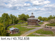 Замковая гора. Реконструкция исторической застройки XII-XIV в с видом на Башню-донжон. Мстиславль, Могилевская область. Беларусь (2024 год). Стоковое фото, фотограф Сергей Афанасьев / Фотобанк Лори