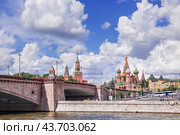 Большой Москворецкий мост и Собор Василия Блаженного, Московский Кремль, Москва-река, Москва (2024 год). Стоковое фото, фотограф Baturina Yuliya / Фотобанк Лори