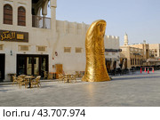 Старый рынок Сук Вакиф  (Souq Waqif)  Доха, Катар. Арт обьект золотой палец. (2024 год). Редакционное фото, фотограф Ольга Коркина / Фотобанк Лори