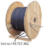 Деревянная катушка для кабеля на белом фоне. Wooden cable coil isolated on white background. Стоковое фото, фотограф Татьяна Д / Фотобанк Лори