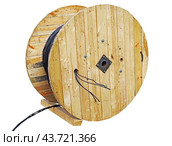 Деревянная катушка для кабеля на белом фоне. Wooden cable coil isolated on white background. Стоковое фото, фотограф Татьяна Д / Фотобанк Лори