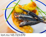 Roasted pilchards with potato balls and focaccia. Стоковое фото, фотограф Яков Филимонов / Фотобанк Лори
