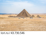 Pyramid of Menkaure. Pyramid of Menkaure and Pyramids of Queens, Cairo, Giza. Egyptian desert in Giza. Vacation holidays background (2021 год). Стоковое фото, фотограф Павел Муравьев / Фотобанк Лори