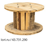 Деревянная катушка для кабеля на белом фоне. Wooden cable coil isolated on white background. Стоковое фото, фотограф Татьяна Д / Фотобанк Лори
