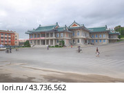 Здание ресторана Тхонгильсиктан (Воссоединение) в центре города Кэсон, КНДР. Пасмурный летний день. (2024 год). Редакционное фото, фотограф Александр Кузнецов / Фотобанк Лори