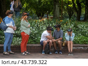 Люди в очках виртуальной реальности принимают участие в экскурсии на Острове Канта в центре города Калининграда, Россия (2024 год). Редакционное фото, фотограф Николай Винокуров / Фотобанк Лори