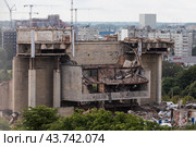 Вид на демонтаж здания Дома Советов центральном районе города Калининграда, Россия (2024 год). Редакционное фото, фотограф Николай Винокуров / Фотобанк Лори