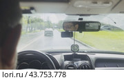 The driver leaves the courtyard of an apartment building on a city road on a summer day. Стоковое видео, видеограф Ярославский Максим / Фотобанк Лори